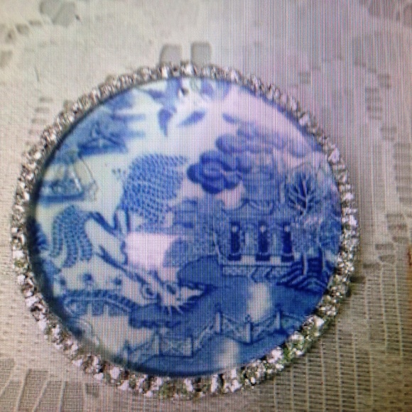 45mm- 2in Blue Willow Brooch or Pendant Necklace - Picture 2 of 5